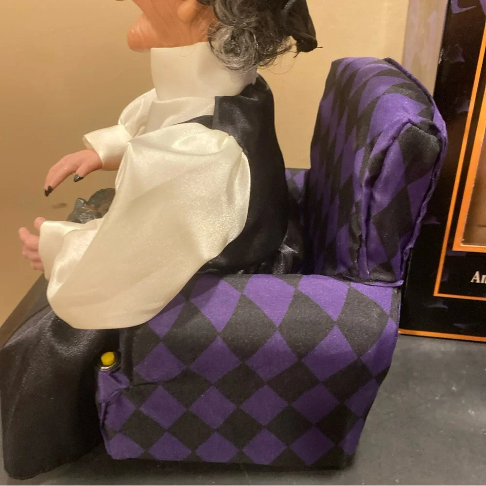 Vintage Gemmy Animated with Sound Witch Petting Cat w/ Light up Eyes - Picture 3 of 13